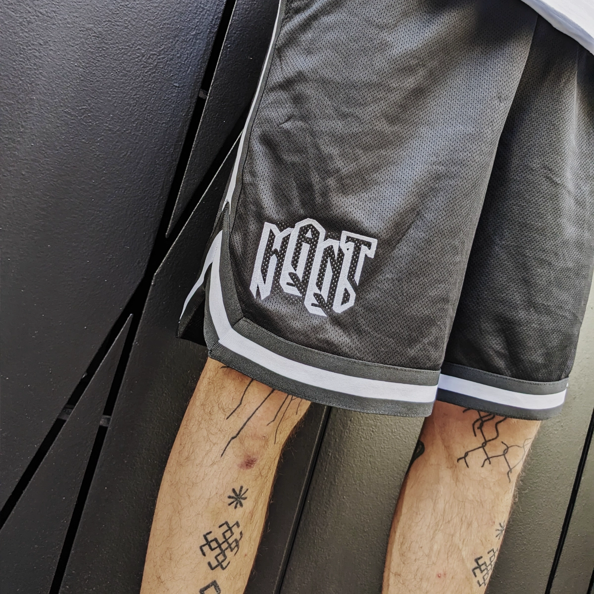 Pantalon corto y tatuaje pierna